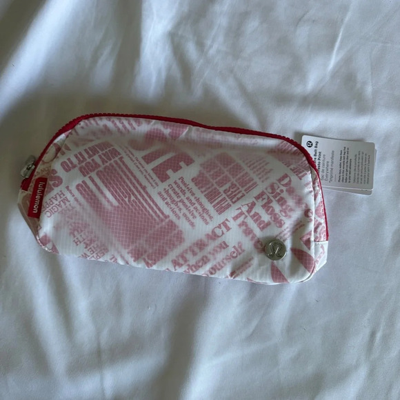 🆕❤️ Lululemon Everywhere Belt Bag - Manifesto Print White Red - Picture 1 of 6